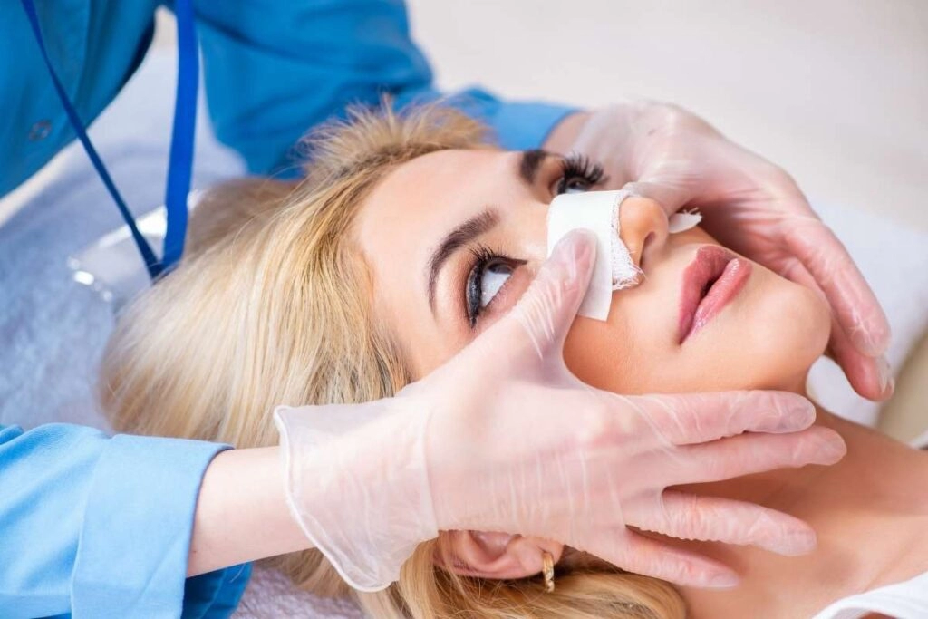 mulher sendo submetida a um procedimento de rinoplastia